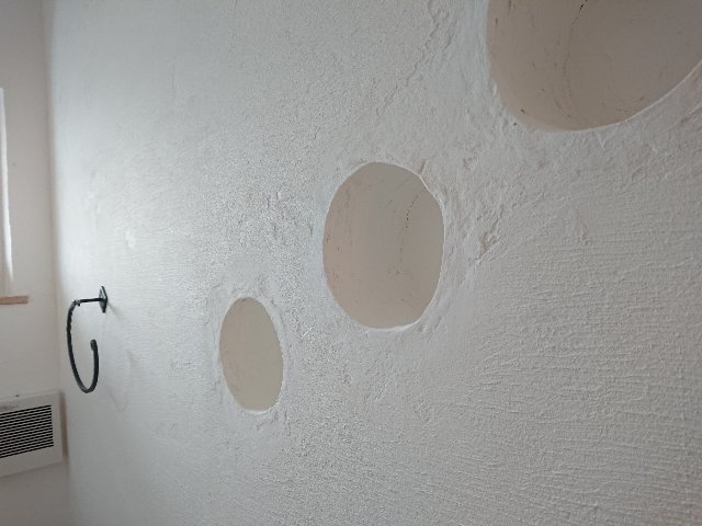 トイレットペーパーホルダ　漆喰壁